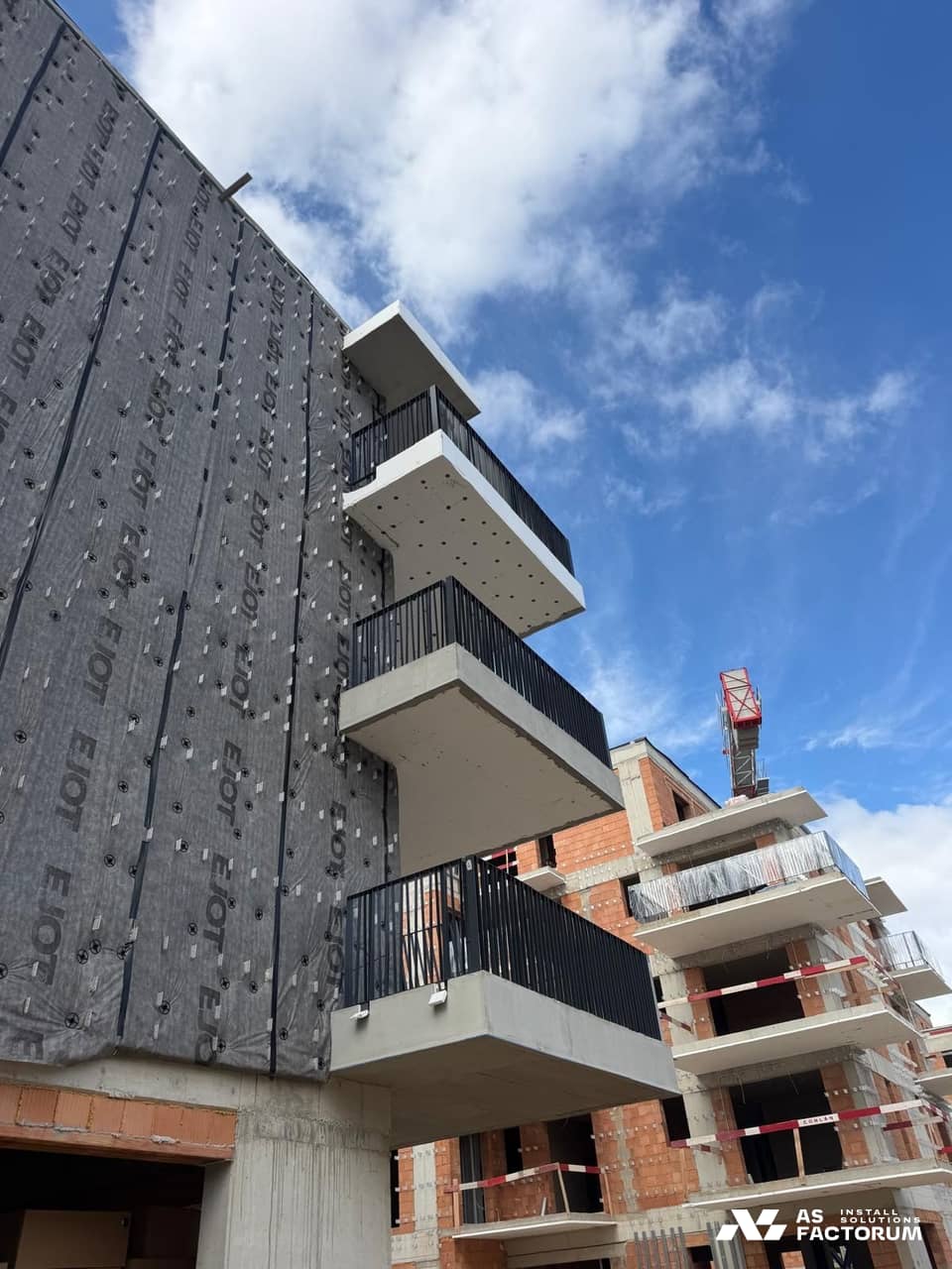 Montaj: balcoane cu balustradele montate, vedere laterală