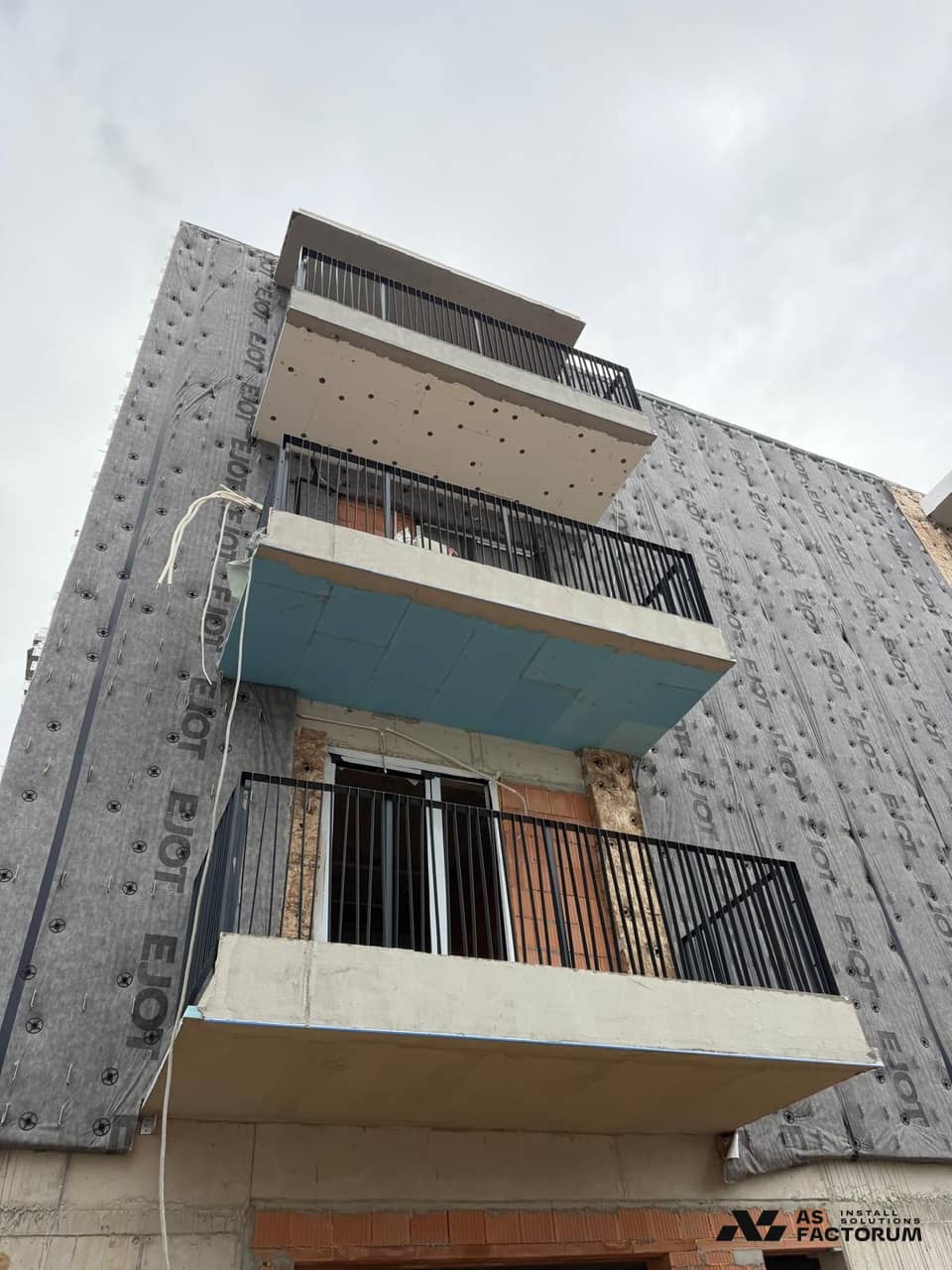 Rezultat: balustrade montate la etaje diferite, vedere de jos
