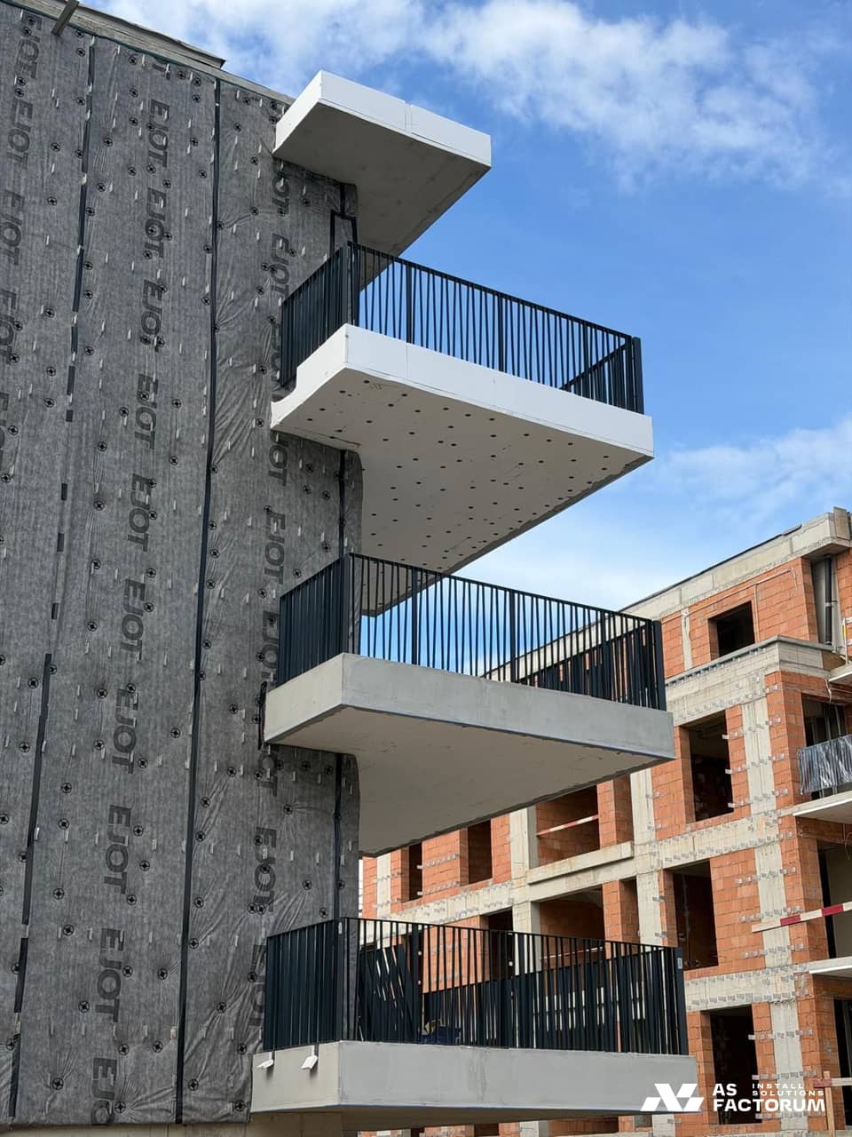 Montaj: balustrade montate pe balcoanele unui bloc