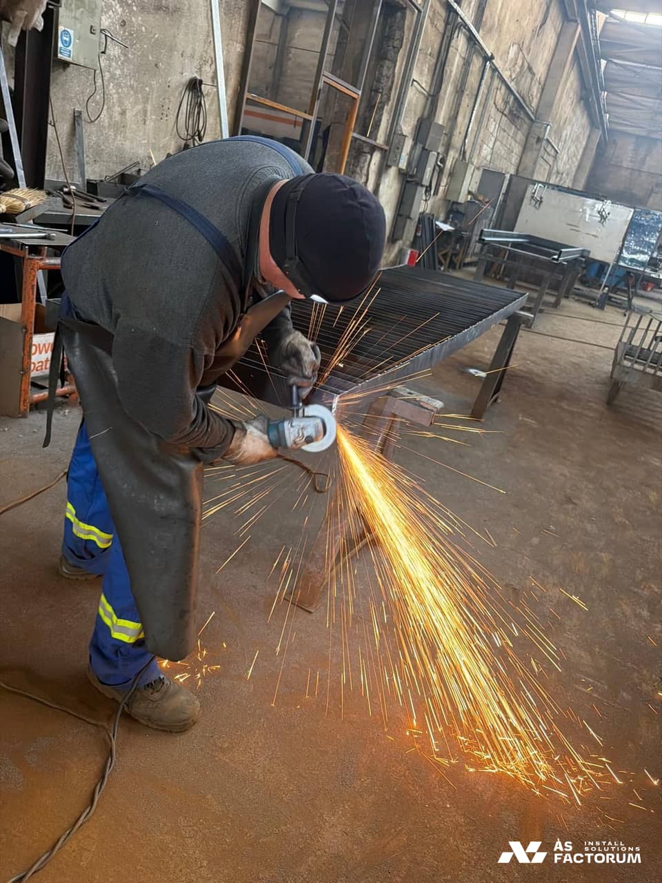 Execuție: polizarea unei balustrade metalice în atelier