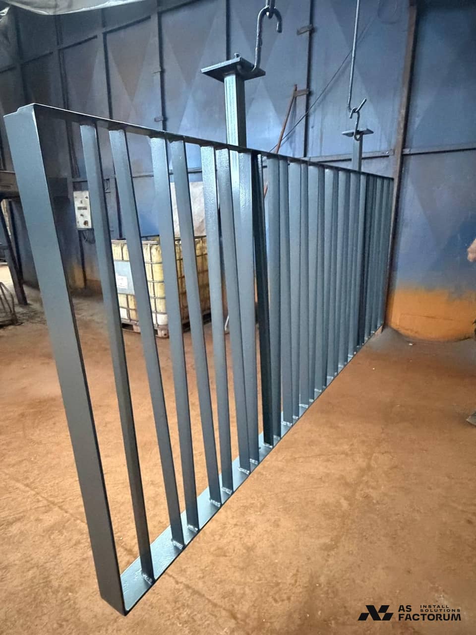 Produs finit: panou de balustradă vopsit, în atelier